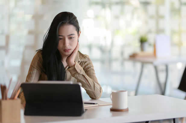 Cómo concentrarse y mantener el enfoque para escribir la tesis